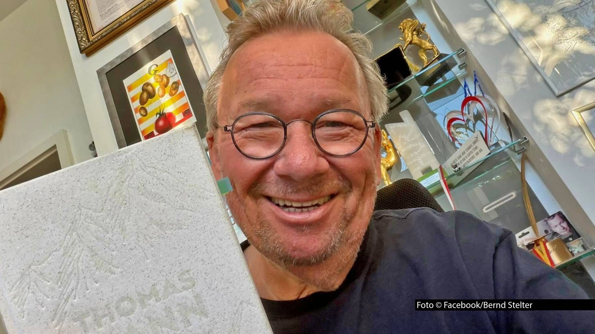 Bernd Stelter nutzte die Erholungsphase nach einer Hüftoperation zum Lesen: Thomas Manns „Der Zauberberg“ stand ganz oben auf seiner Liste. Aber der Entertainer ist auch selbst als Autor erfolgreich. Darüber spricht er am 11. September im MDR-„Riverboat“ mit Matze Knop und Kim Fischer. Foto © Facebook/Bernd Stelter