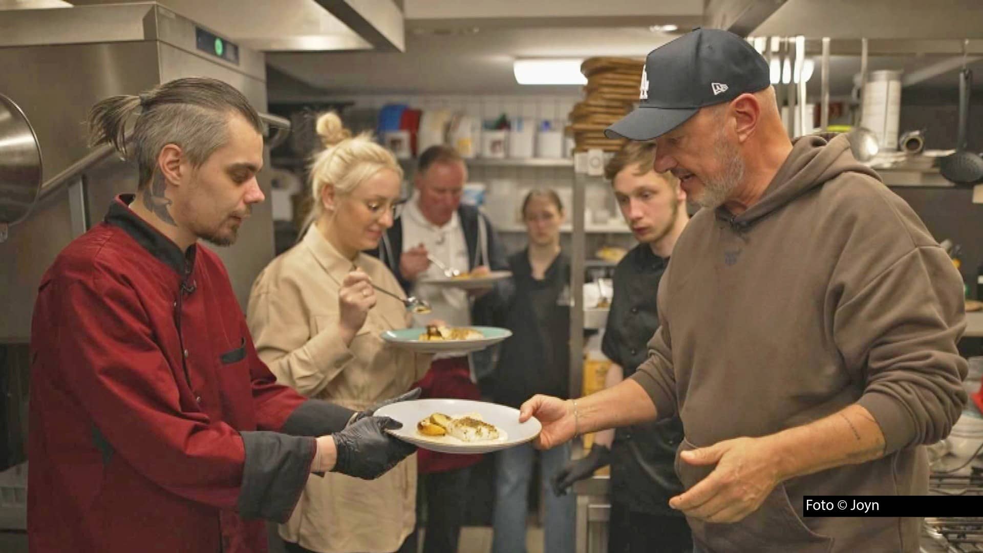 Eine neue Folge der Doku-Soap „Rosins Restaurants“ führt Spitzenkoch Frank Rosin und sein Team ins niedersächsische Wildeshausen. Dort läuft es im „Ratskeller“ alles andere als rund. Ob die radikalen Rettungsmaßnahmen zum Erfolg führen, gibt’s am 15. Oktober bei Kabel Eins zu sehen. Foto © Joyn